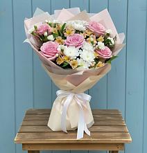 Букет цветов из:  Гвоздики, Орхидеи и Розы в Придорожной