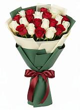 Букет Микс из красных и белых роз в Придорожной