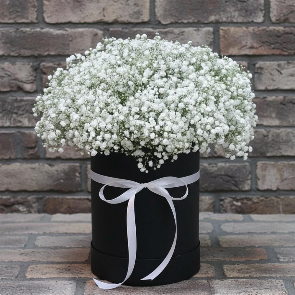 Цветочная композиция из Гипсофила в шляпной коробке в Придорожной