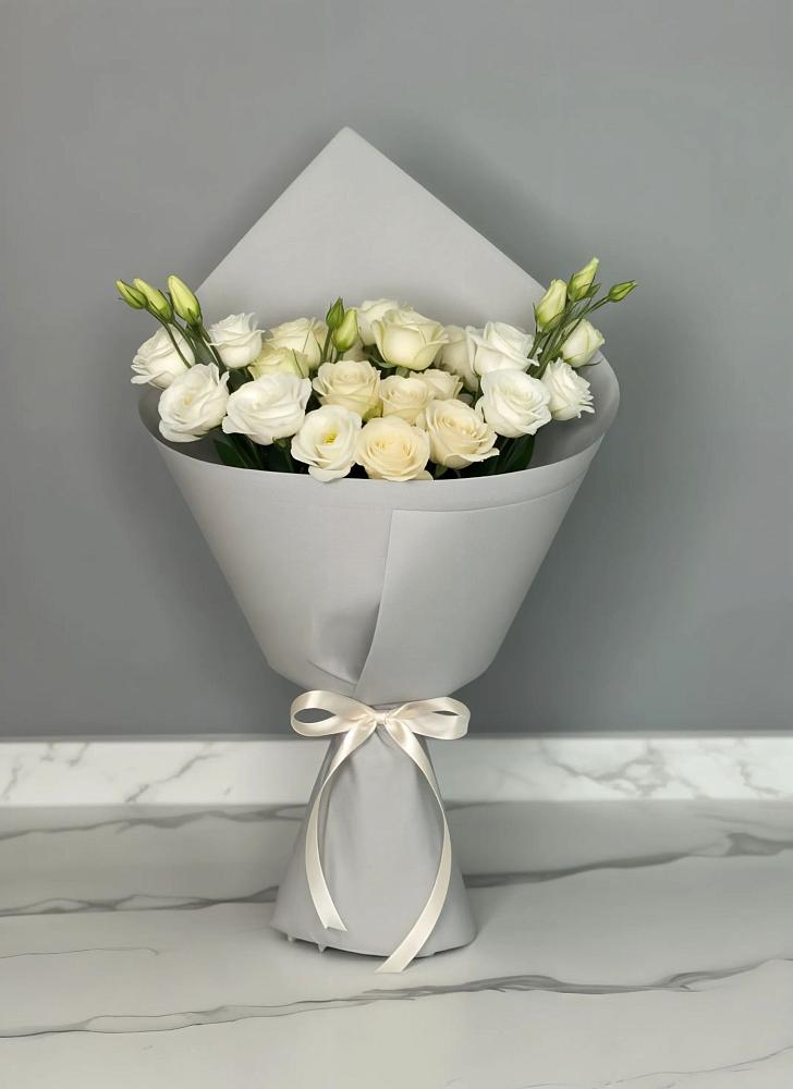 Букет цветов из: Розы и Лизиантусы в Придорожной