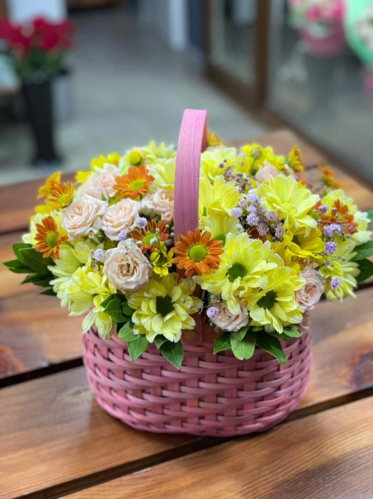 Цветочная композиция из Хризантемы и Розы в корзине в Придорожной