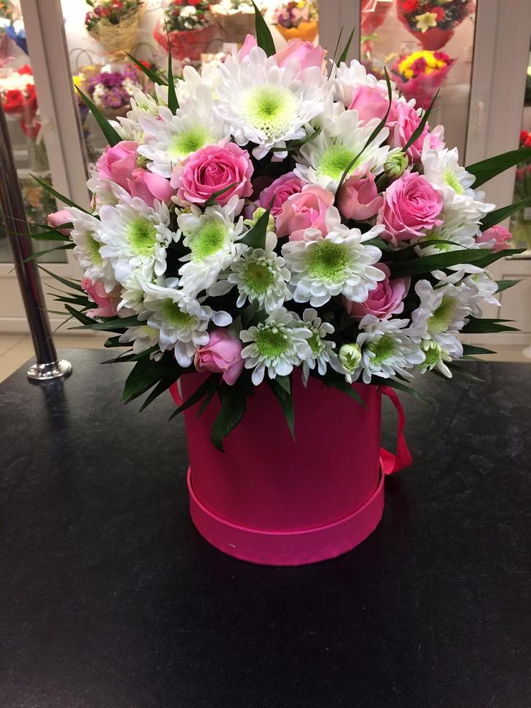 Цветочная композиция из Розы и Хризантемы в шляпной коробке в Придорожной