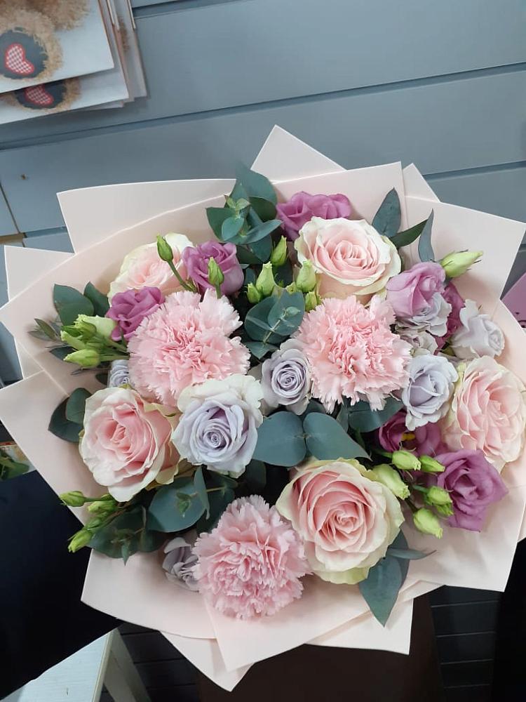 Букет цветов из: Розы, Гвоздики и Лизиантусы в Придорожной