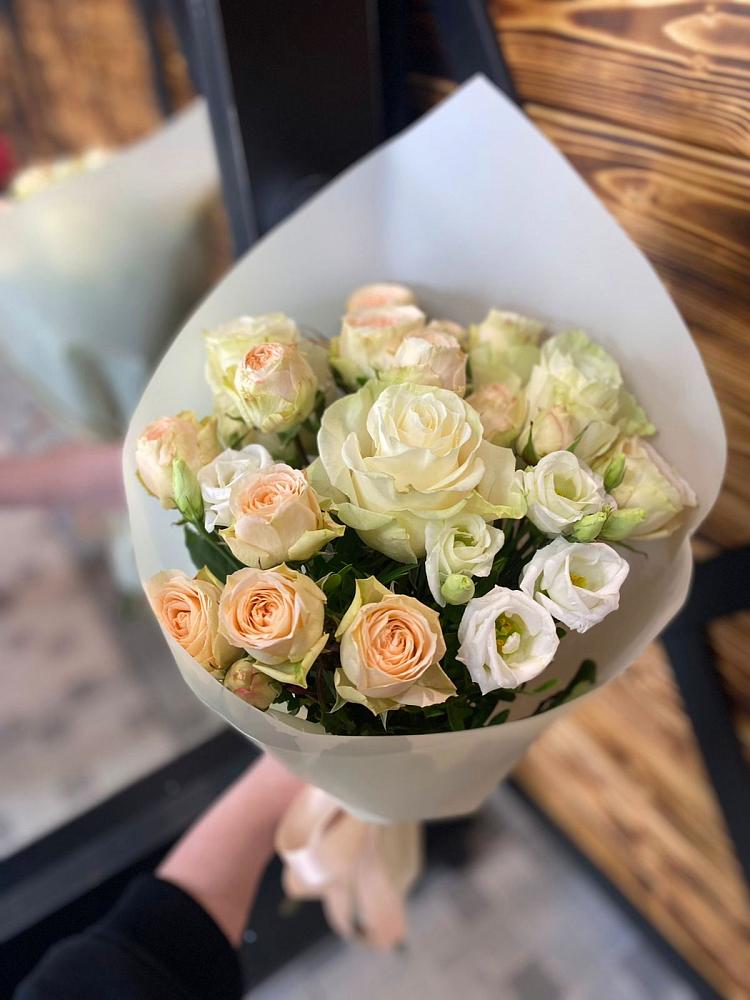 Букет цветов из: Розы и Лизиантусы в Придорожной